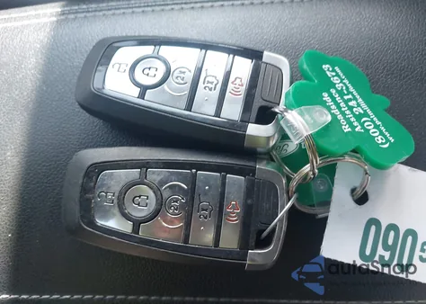 2021 Ford Escape Titanium z USA, uszkodzony, nr VIN 1FMCU9J90MUB23259